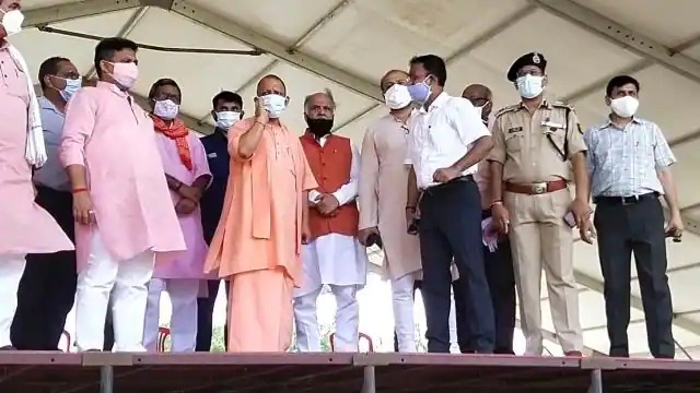 प्रधानमंत्री मोदी के दौरे से पहले सीएम योगी पहुंचे वाराणसी, खुद एक-एक व्यवस्था देखी
