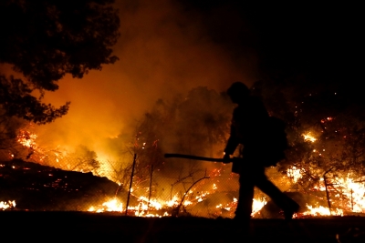बड़े पैमाने पर कैलिफोर्निया जंगल की आग बेरोकटोक जारी