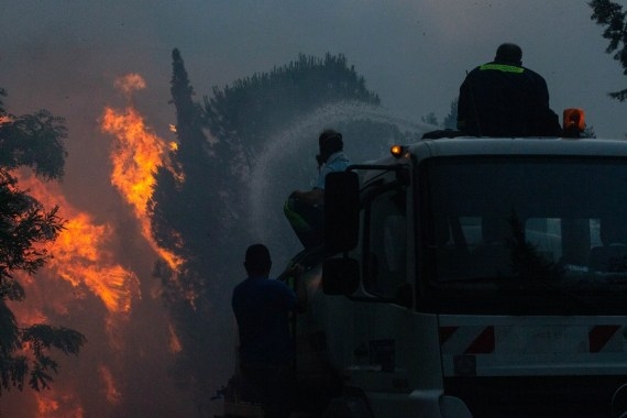 ग्रीस में जंगल में संदिग्ध आगजनी के आरोप में 3 गिरफ्तार