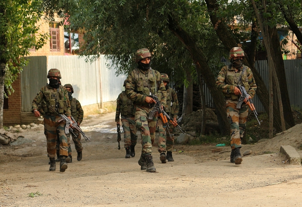 कश्मीर मुठभेड़ में 2 आतंकवादी ढेर