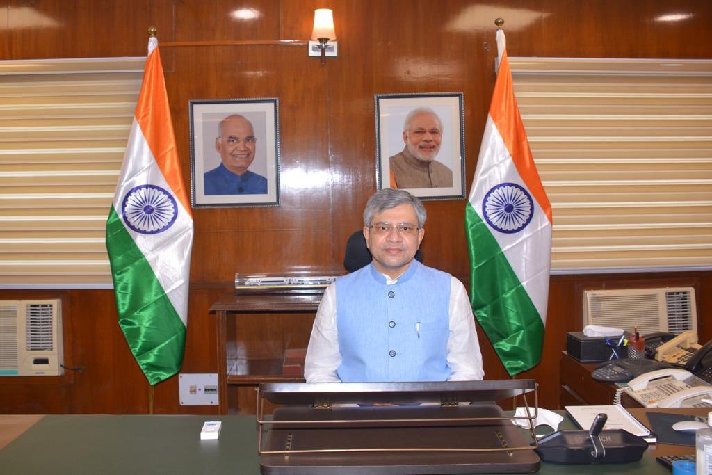 रेलमंत्री ने मध्य रेलवे की किसान ट्रेन की 1000वीं यात्रा को हरी झंडी दिखाई