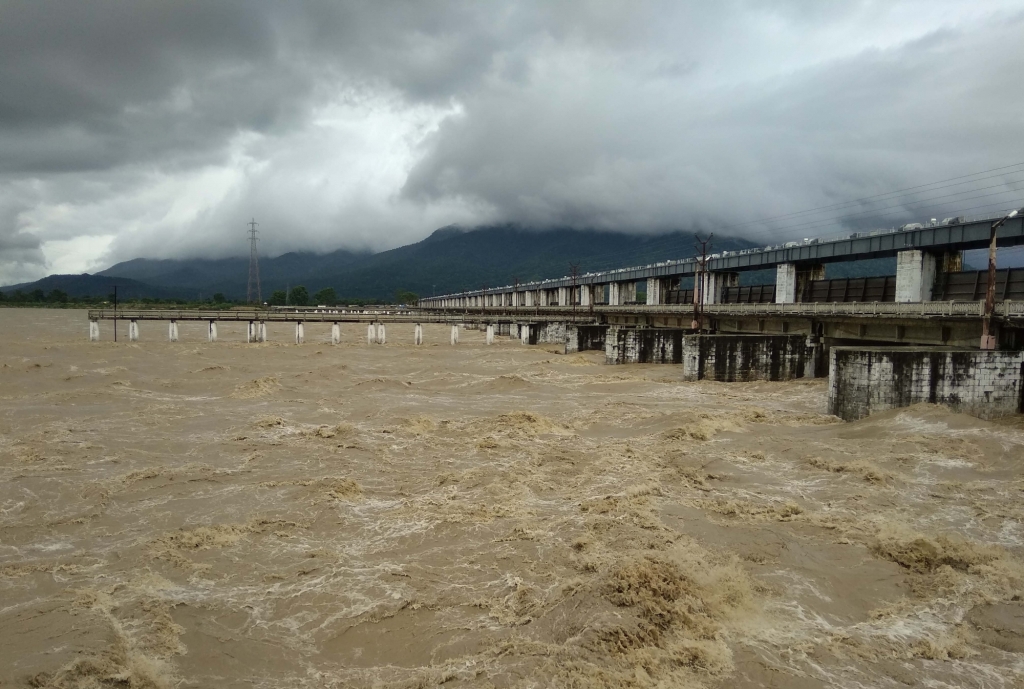 बिहार : गंडक नदी में नाव पलटी, 2 लापता, 17 लोगों को बचाया गया