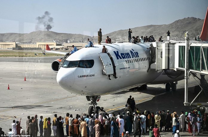 काबुल हवाई अड्डे में अस्थिरता का माहौल, अमेरिका पर फूटा यूरोपीय संघ और ब्रिटेन का गुस्सा