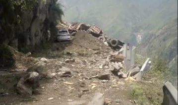 हरिद्वार जा रही बस पहाड़ी से गिरी चट्टानों की चपेट में आई, 50-60 लोग फंसे