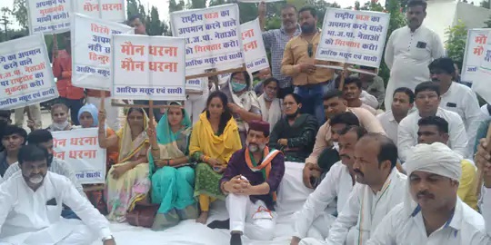 कांग्रेस विधायक आरिफ मसूद गांधी प्रतिमा के सामने धरने पर बैठे, तिरंगे का अपमान करने वालों पर राष्ट्रद्रोह का केस दर्ज करने की मांग
