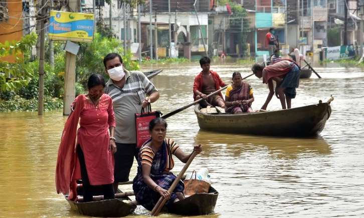 शिवपुरी में बाढ़ में फंसे 1000 लोग, जयपुर में 200 साल पुराना बरगद उखड़ा, बंगाल में सड़कों पर चल रही नावें