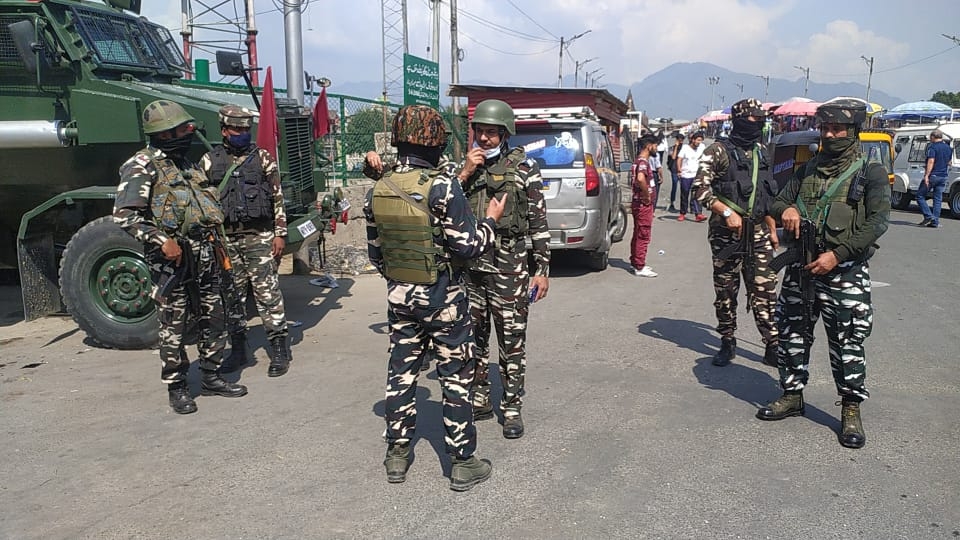 श्रीनगर ग्रेनेड हमले में 10 नागरिक घायल