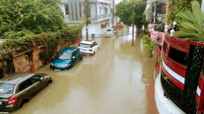 यूपी में बारिश का कहर: 72 घंटे लगातार हुई बारिश से जनजीवन अस्त व्यस्त, जर्जर मकान ढहे, फसलें बर्बाद