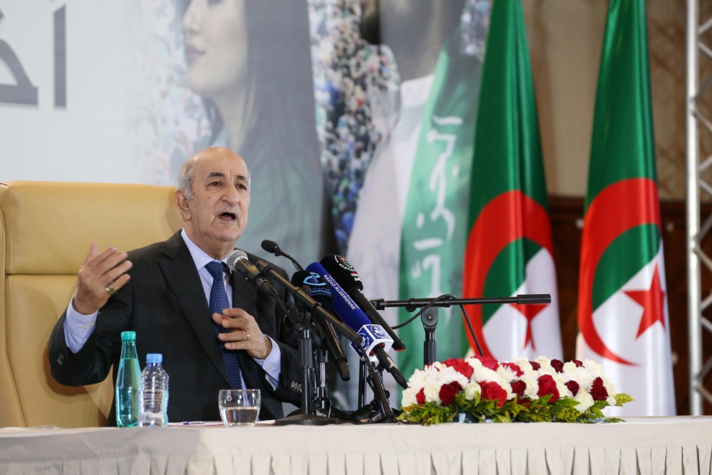 अल्जीरिया ने राजनयिक की पेरिस वापसी को लेकर ‘पूर्ण सम्मान’ देने की मांग की