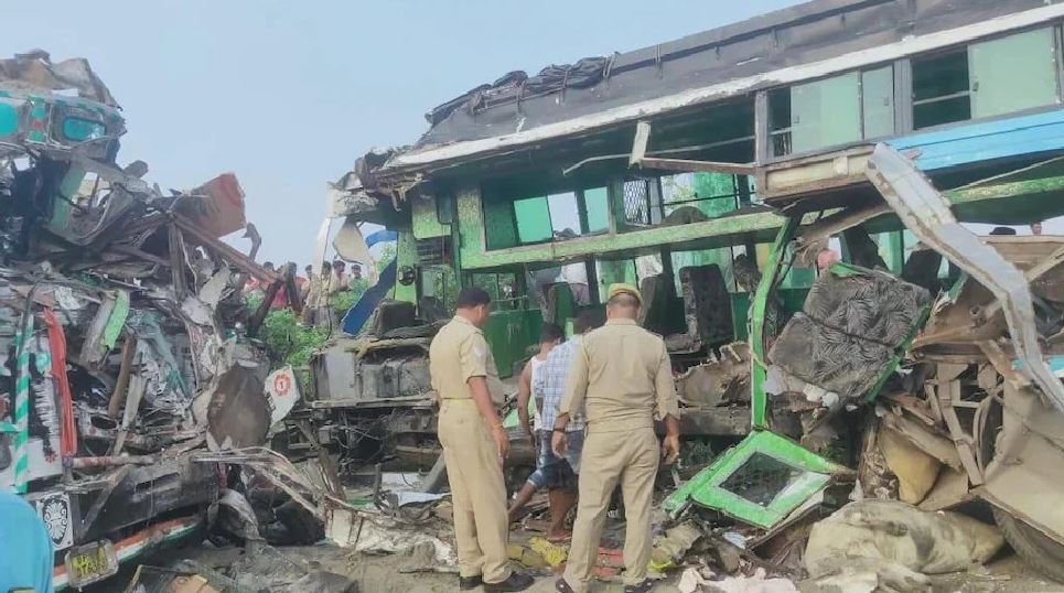 बाराबंकी: टूरिस्ट बस ट्रक से टकराई, 15 यात्रियों की मौत, 30 घायल; गाय को बचाने की कोशिश में हुआ हादसा