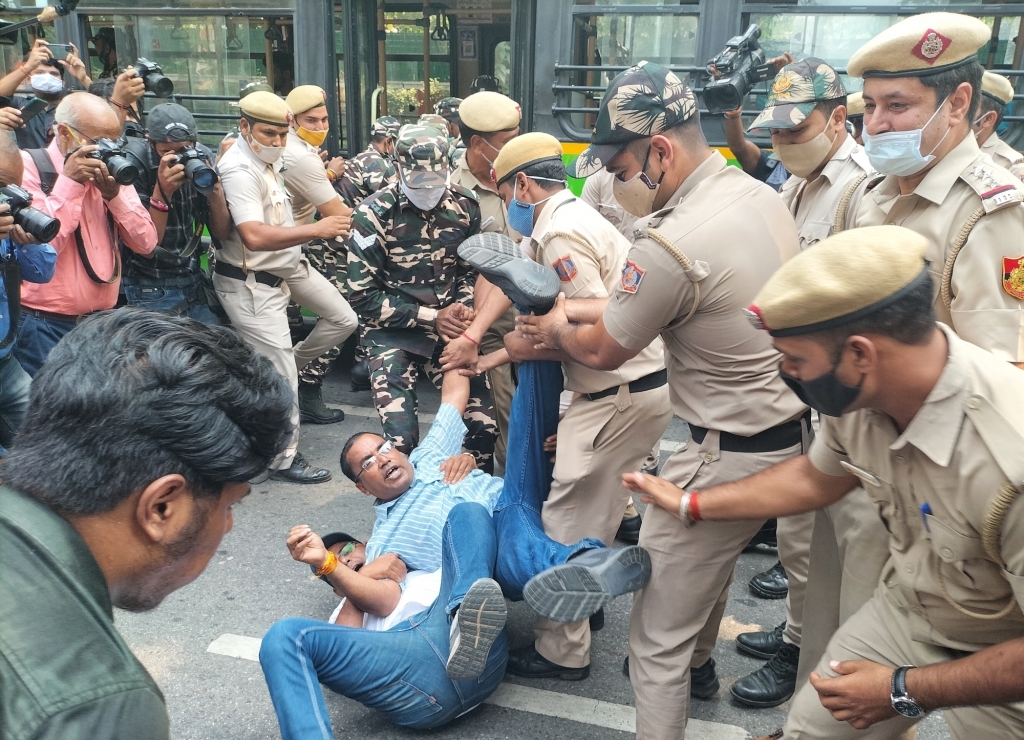 पेट्रोल, डीजल, रसोई गैस सिलेंडर के बढ़ते दामों के विरोध में भारतीय युवा कांग्रेस का पेट्रोलियम मंत्री के घर के बाहर विरोध प्रदर्शन