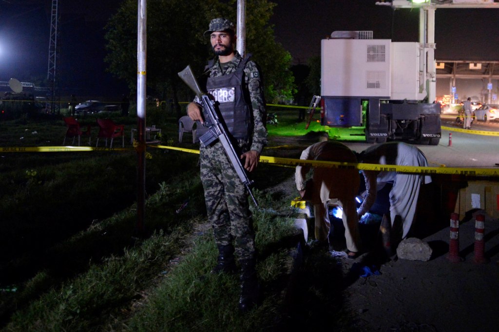 पाकिस्तान में गश्त कर रहे पुलिसकर्मियों पर हमला, 4 की मौत
