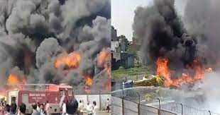 रतलाम में पाइप गोदाम में भीषण आग, पेट्रोल पंप करीब होने से आसपास के घर खाली कराए