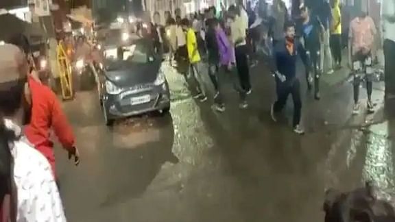 भोपाल में दुर्गा प्रतिमा विसर्जन के दौरान कार ने लोगों को कुचला, 1 घायल