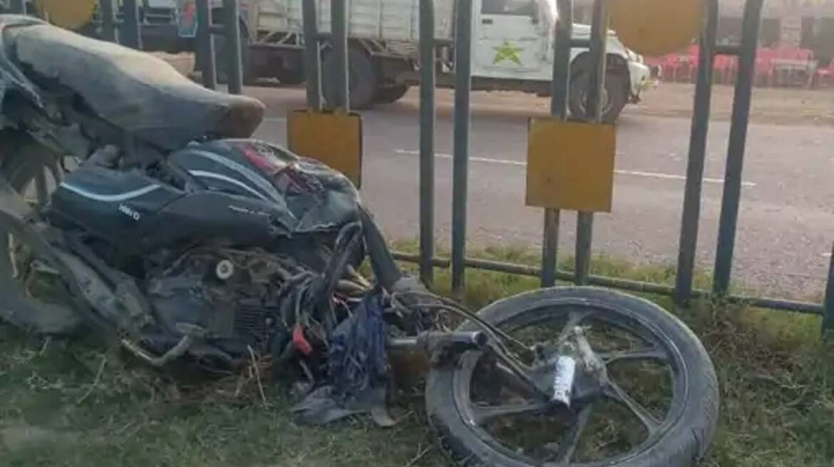 प्रयागराज: ट्रक की चपेट में आने से बाइक सवार पांच लोगों की मौत
