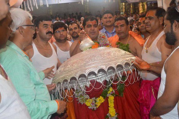 उज्जैन: कोलकाता के दानदाता ने महाकालेश्वर भगवान को 3 किलो का चांदी का छत्र किया भेट, 110 दिन में 23 करोड़ रुपये से अधिक का चढ़ावा