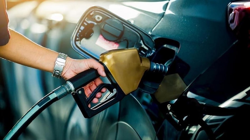 अरविंद केजरीवाल कैबिनेट ने दिल्ली में पेट्रोल 8 रुपए सस्ता किया, महाराष्ट्र में सबसे महंगा पेट्रोल