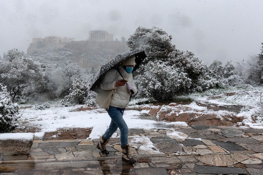 ग्रीस में शीतलहर जारी, बर्फबारी से यातायात बाधित