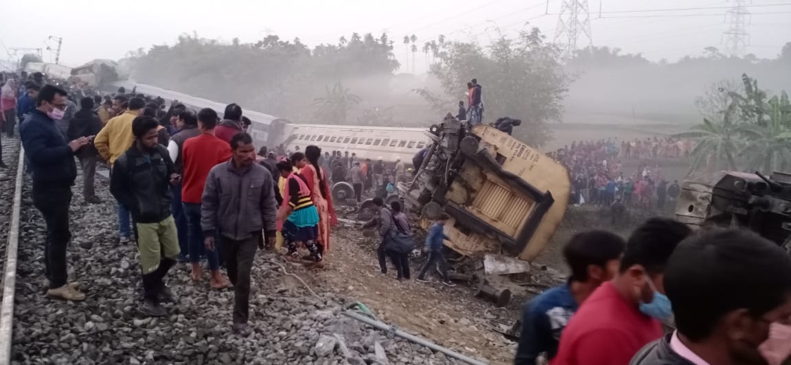 पश्चिम बंगाल में रेल हादसा, गुवाहाटी-बीकानेर एक्सप्रेस के डिब्बे पटरी से उतरे