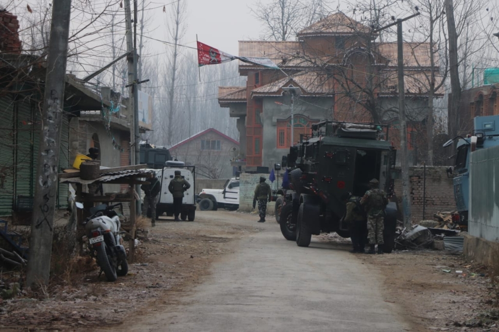 श्रीनगर में ग्रेनेड हमला, 3 नागरिक और 1 पुलिस अधिकारी घायल