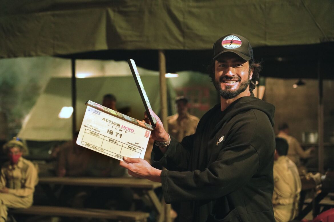 अभिनेता-निर्माता विद्युत जामवाल ने खुफिया अधिकारियों को सलाम करते हुए अपने पहले प्रोडक्शन ‘आईबी 71’ की शूटिंग शुरू की