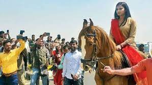 घोड़े पर सवार होकर झारखंड विधानसभा पहुंचीं कांग्रेस विधायक अंबा प्रसाद