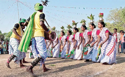 संथाल आदिवासी समाज में है अनूठी परंपरा – लड़की पर रंग डाला तो शादी करो या जुर्माना भरो