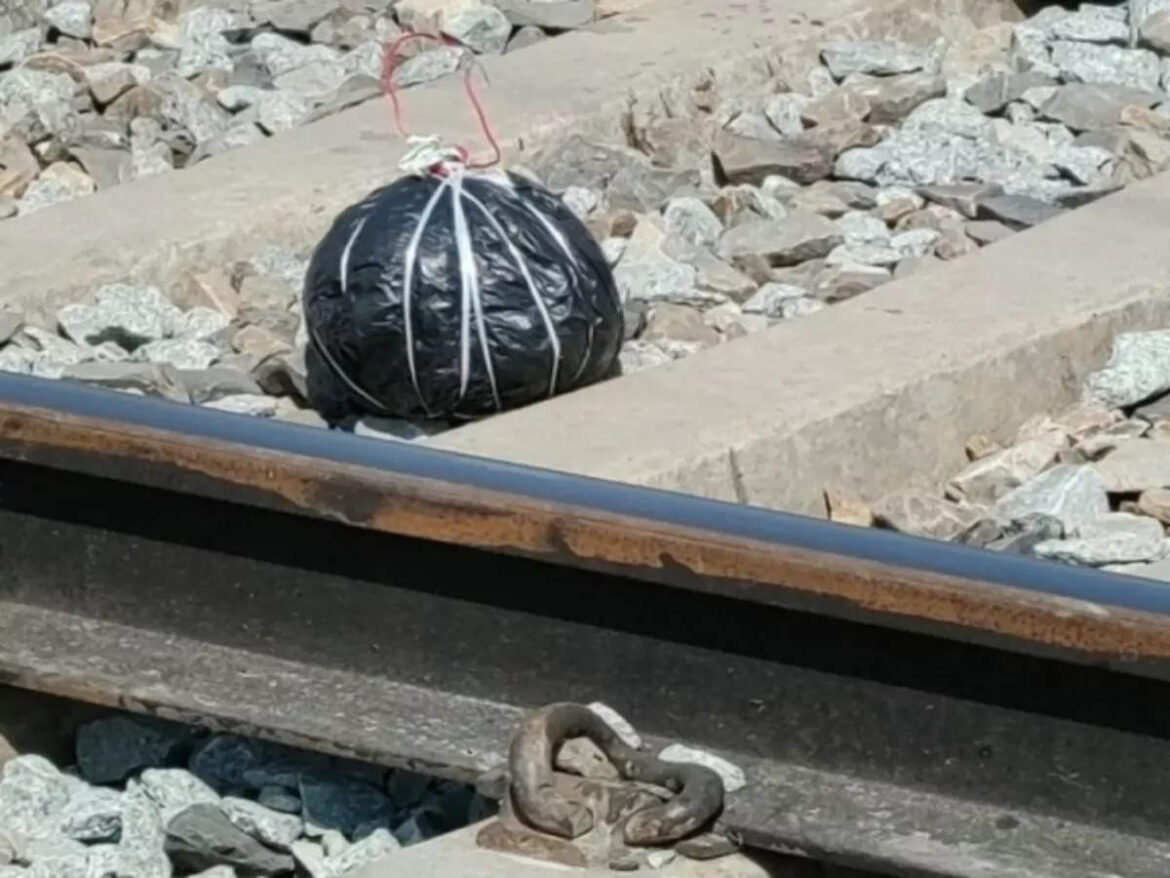 बिहार में रेलवे पटरी से बम बरामद, बड़ी साजिश नाकाम