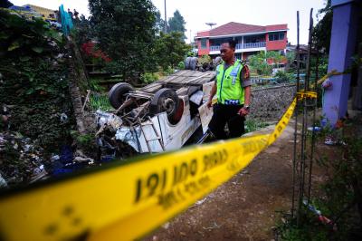 इंडोनेशिया बस दुर्घटना में 15 की मौत
