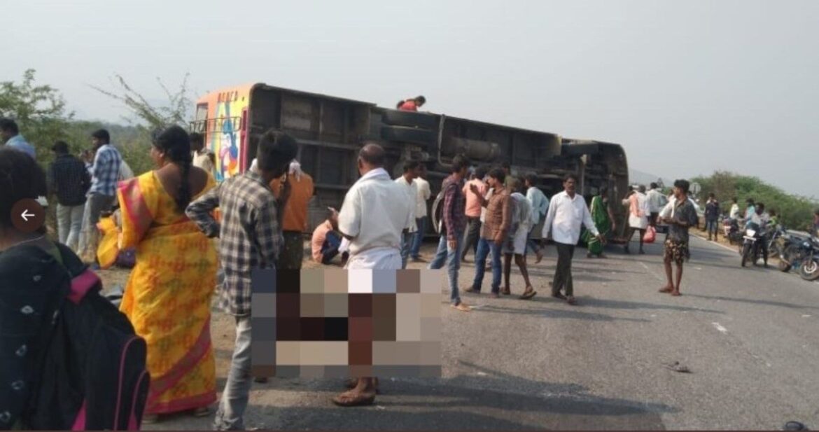 कर्नाटक में भयानक सड़क हादसा, 8 लोगों की मौत, 25 घायल