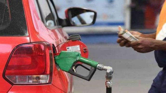पेट्रोल साढ़े 9 रुपए और डीजल 7 रुपए सस्ता हुआ, केंद्र सरकार ने एक्साइज ड्यूटी घटाई