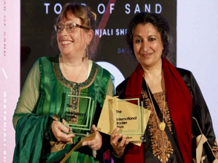 गीतांजलि श्री की ‘टॉम्ब ऑफ सैंड’ ने जीता अंतर्राष्ट्रीय बुकर पुरस्कार