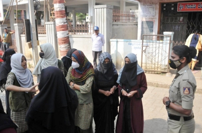 हिजाब पहनी छात्राओं को कर्नाटक कॉलेज में प्रवेश से रोका गया
