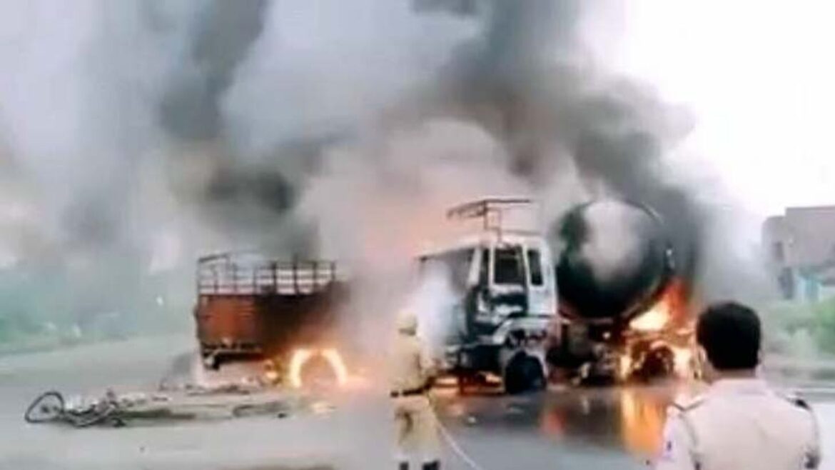 महाराष्ट्र के चंद्रपुर में लकड़ियों से भरा ट्रक व पेट्रोल टेंकर में टक्कर, 9 जिंदा जले, मौत