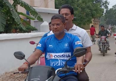 बिना हेलमेट बाइक चलाने पर ओडिशा के मंत्री, विधायक का कटा चालान