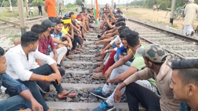 बिहार में अग्निपथ योजना का विरोध जारी, प्रदर्शनकारियों के निशाने पर रेलवे, ट्रेनों में लगाई आग