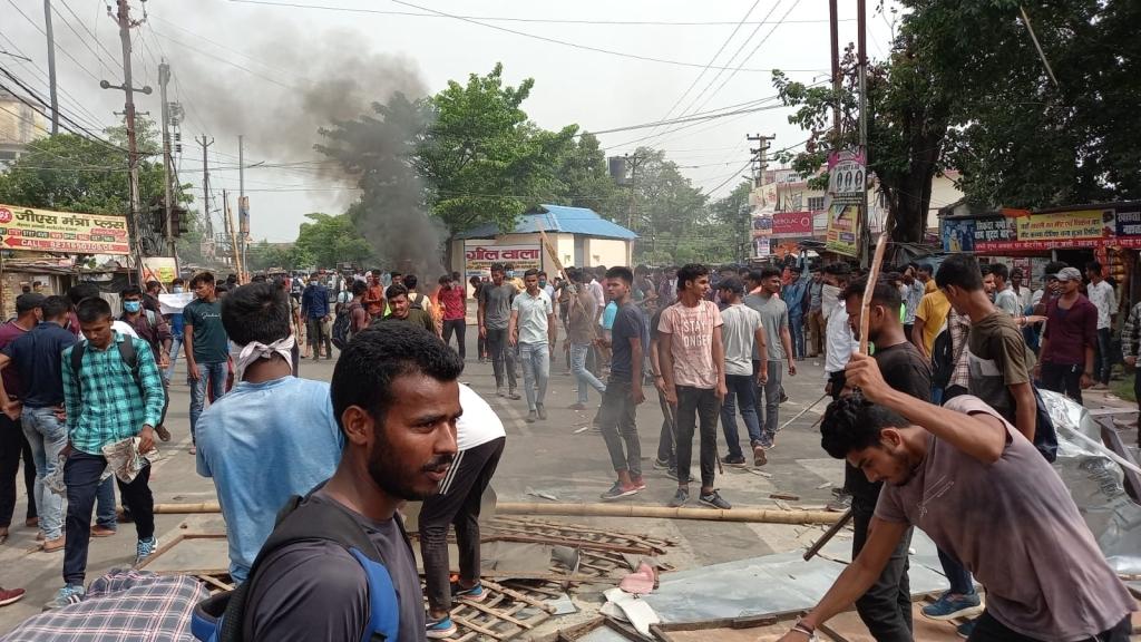 बिहार में भीड़ ने एक भाजपा विधायक की कार, घर पर किया हमला
