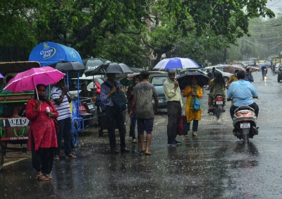 दिल्ली में भारी बारिश के कारण ट्रैफिक जाम, जलजमाव की भी समस्या