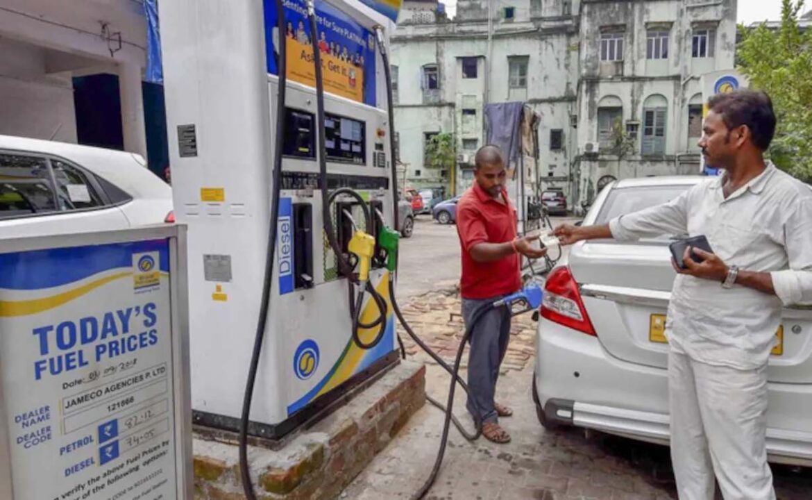 श्रीलंका में दो महीने के भीतर सरकार ने तीसरी बार बढ़ायी पेट्रोल-डीजल की कीमत