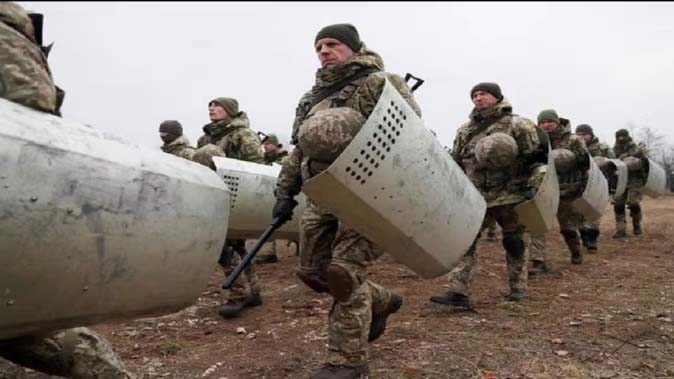 रूस ने यूक्रेन पर बढ़ाए हमले, पूर्वी प्रांत के एक हिस्से में कब्जा करने की कोशिश में जुटे रूसी सैनिक