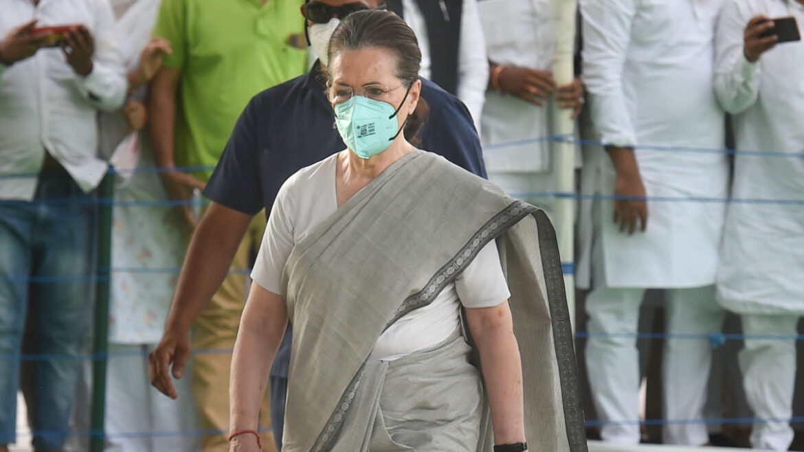 गोवा में कांग्रेस के कुछ विधायक हो रहे बागी, सोनिया गांधी ने रखी नजर