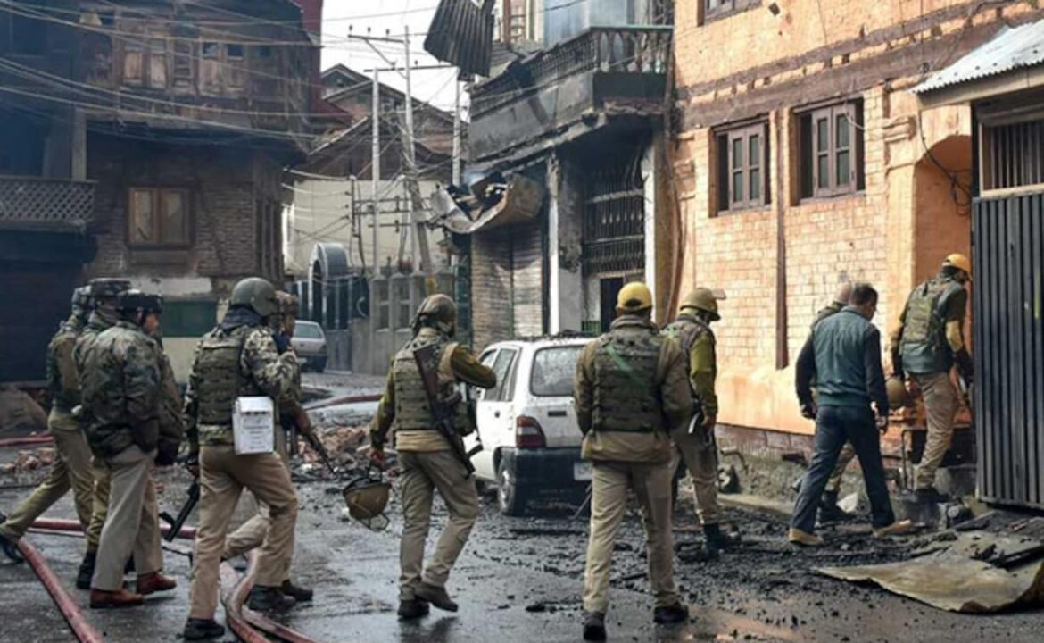 एनकाउंटर में लश्कर के 3 आतंकी ढेर, पुलवामा में 30 किलो विस्फोटक बरामद