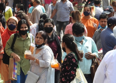 दिल्ली सरकार ने सार्वजनिक जगहों पर फेस मास्क पहनना अनिवार्य किया