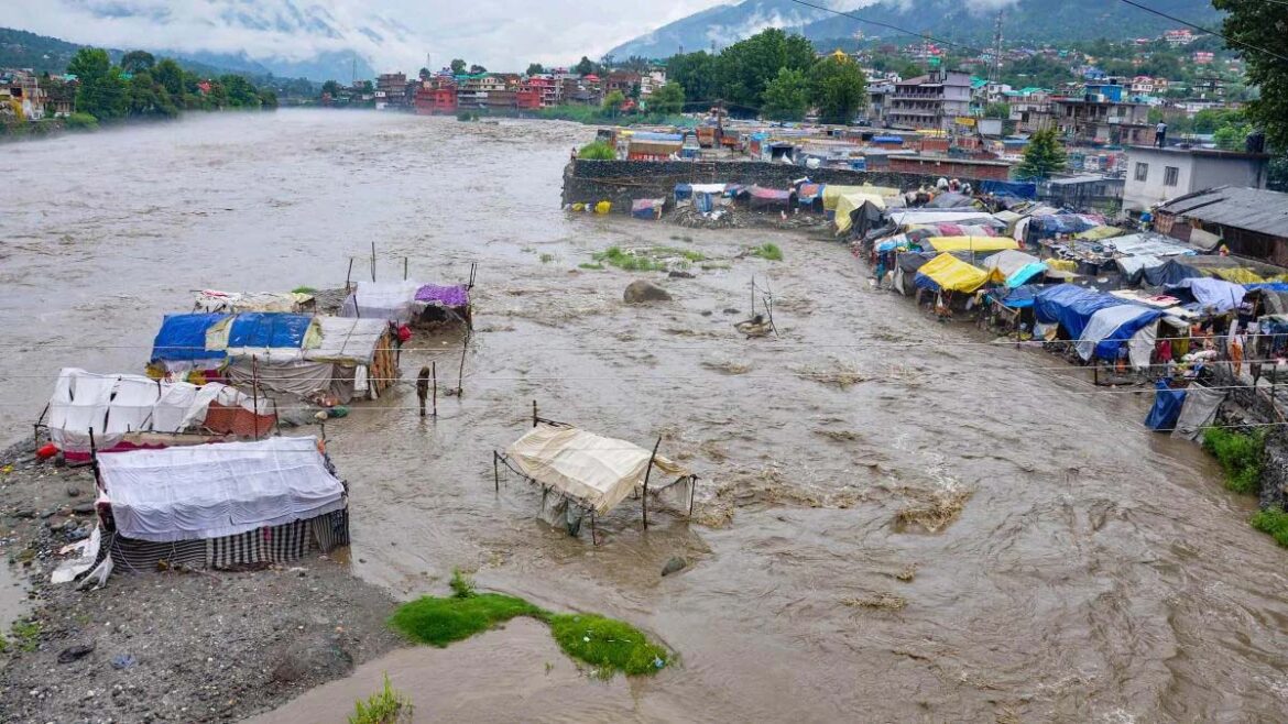 जम्मू-कश्मीर और हिमाचल में बादल फटने से 4 की मौत महाराष्ट्र में भारी बारिश का अलर्ट