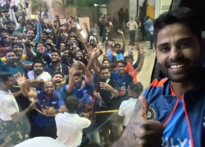तिरुवनंतपुरम हवाई अड्डे पर भारतीय क्रिकेट टीम का किया गया जोरदार स्वागत