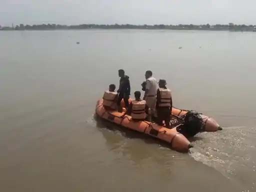 ब्रह्मपुत्र में 30 लोगों से भरी नाव पलटी, स्कूली बच्चों और अफसर समेत 7 लापता