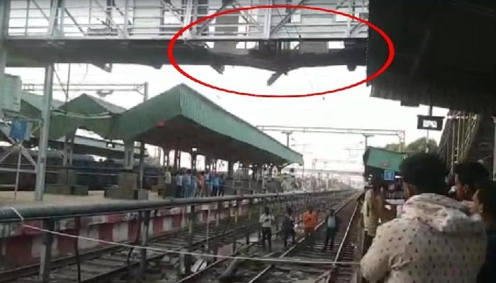 रेलवे फुट ब्रिज का हिस्सा गिरा, 20 घायल, 8 की हालत गंभीर