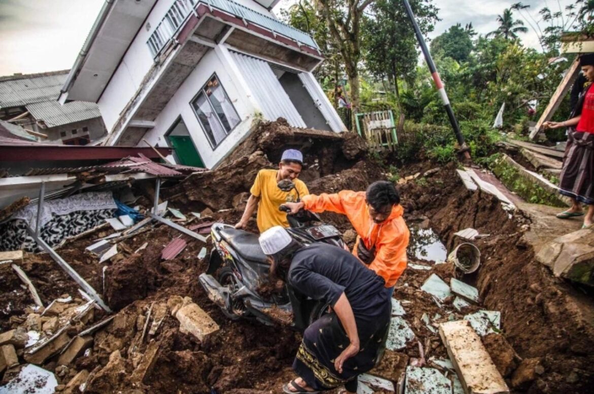 इंडोनेशिया में बढ़ रही मरने वालों की संख्या, अब तक 310 लोगों की मौत, 24 घायल