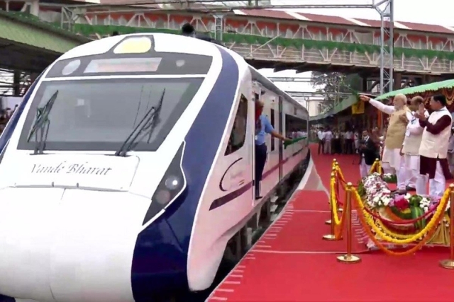 दक्षिण भारत को मिली पहली वंदे भारत:मोदी ने मैसूर-चेन्नई ट्रेन को हरी झंडी दिखाई