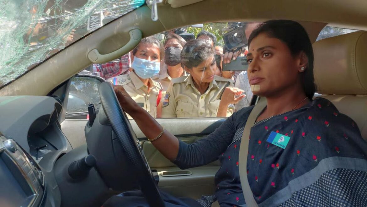 प्रदर्शन करने जा रहीं शर्मिला को पुलिस ने गाड़ी समेत क्रेन से उठाकर हिरासत में लिया